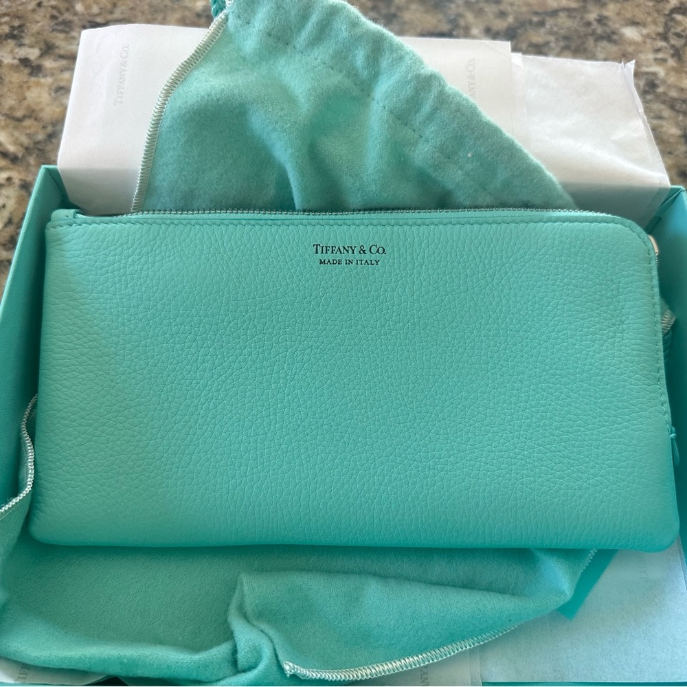 Authentic Tiffany & Co zip wallet. NWT unused, with original packaging